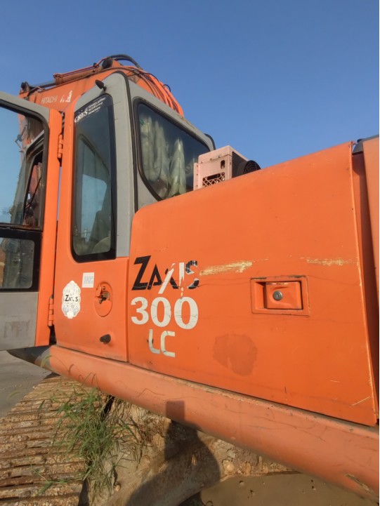 Imported old excavators from various brands
