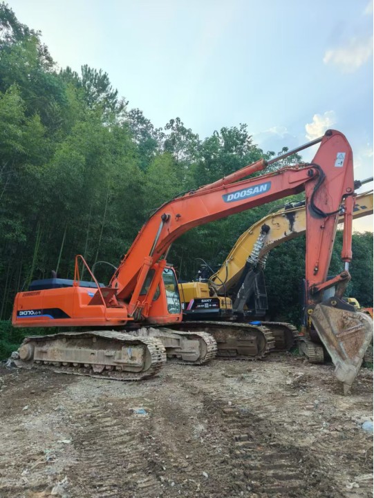 Imported old excavators from various brands
